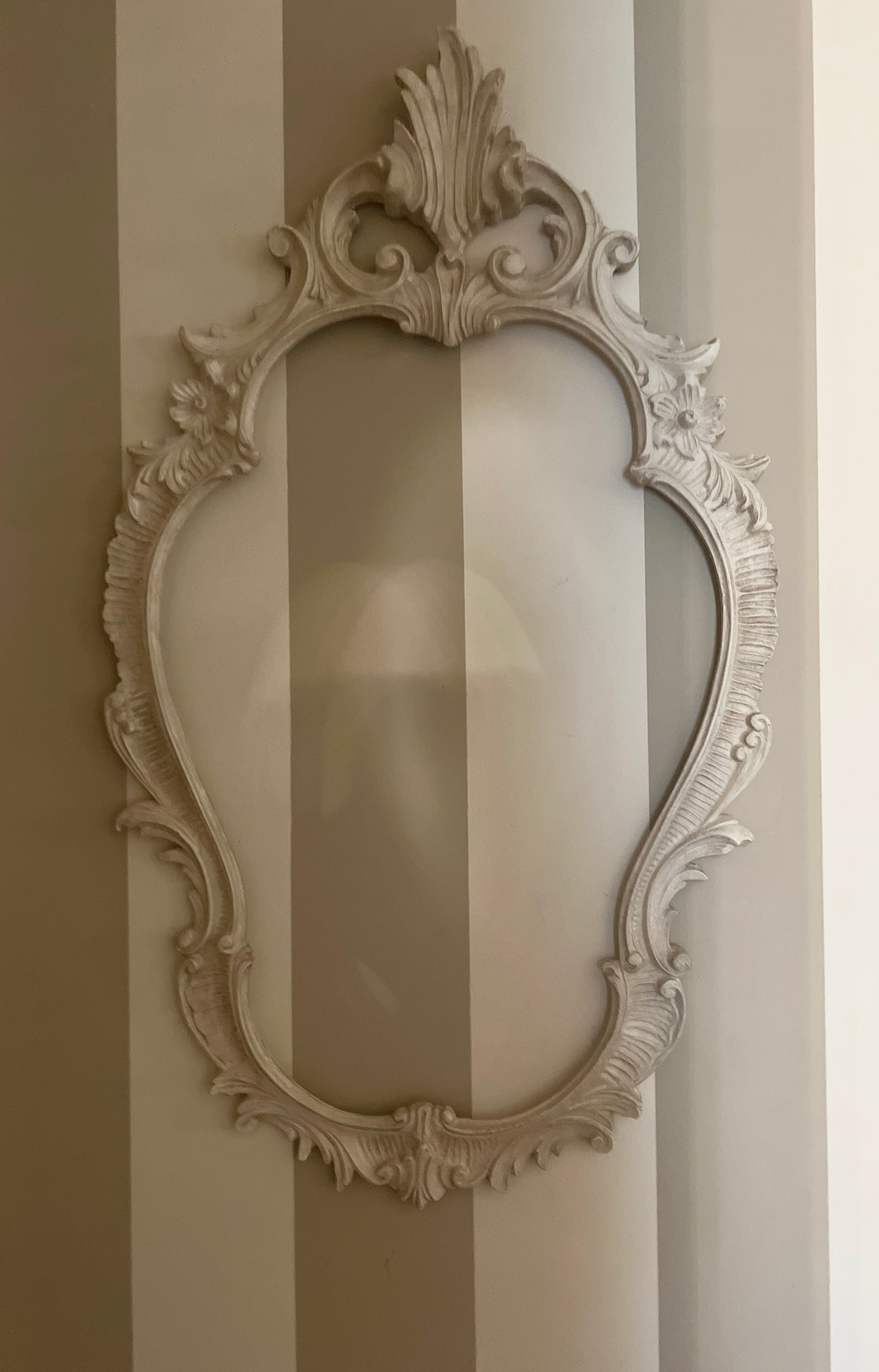 Cornice Verticale Decorato Con Punta