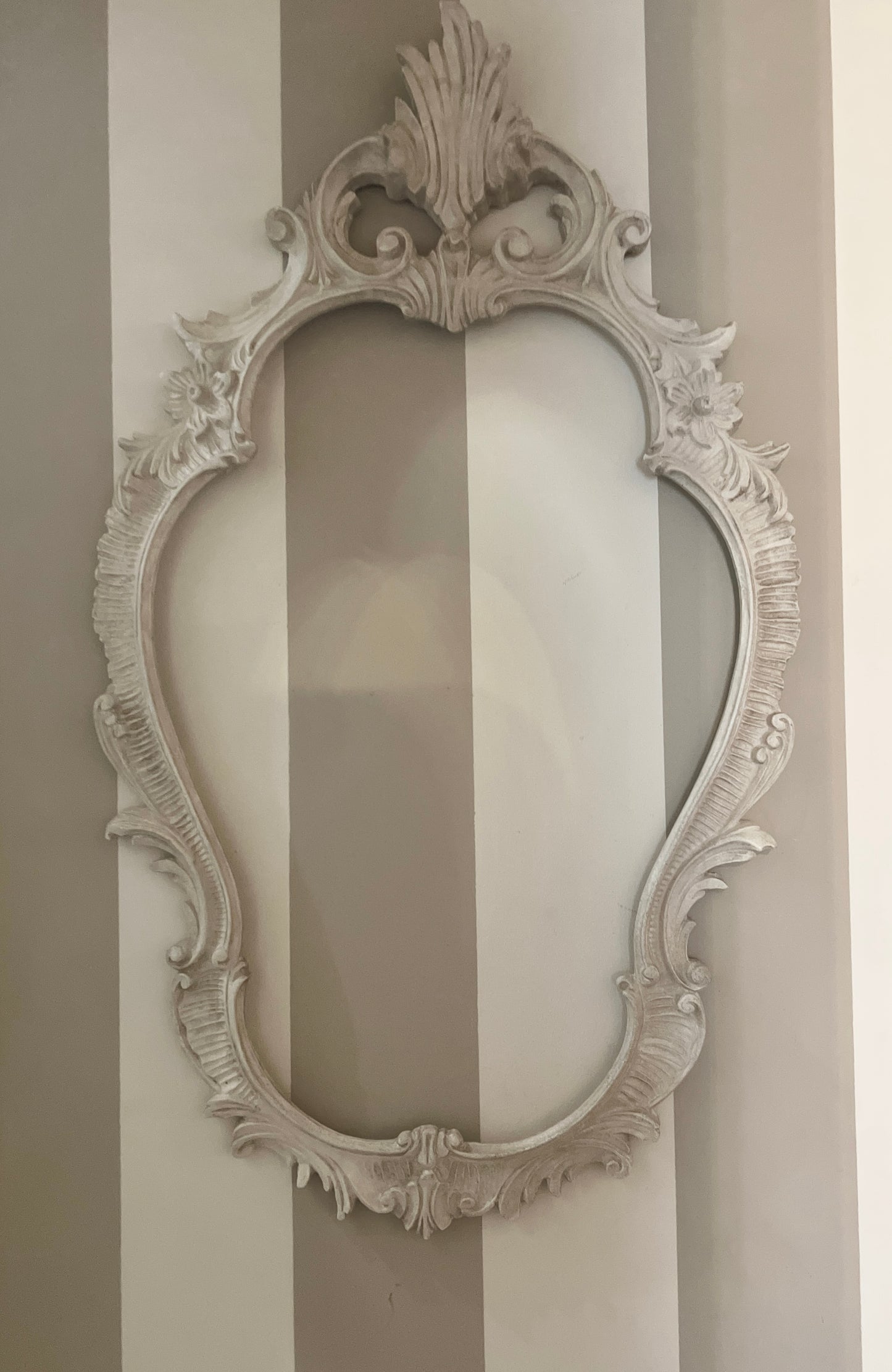 Cornice Verticale Decorato Con Punta