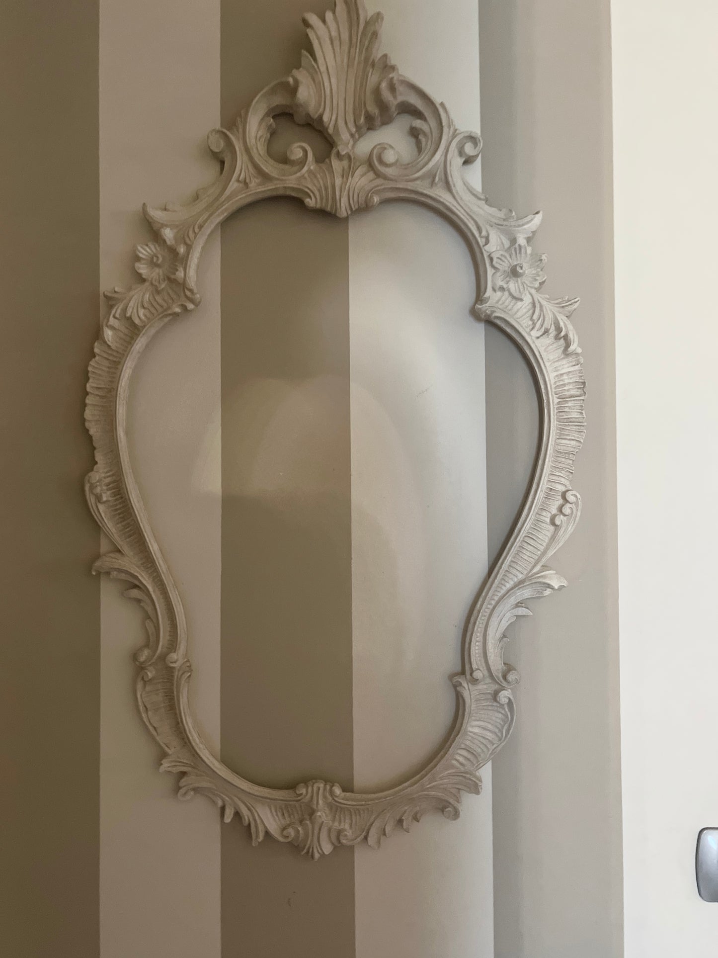 Cornice Verticale Decorato Con Punta