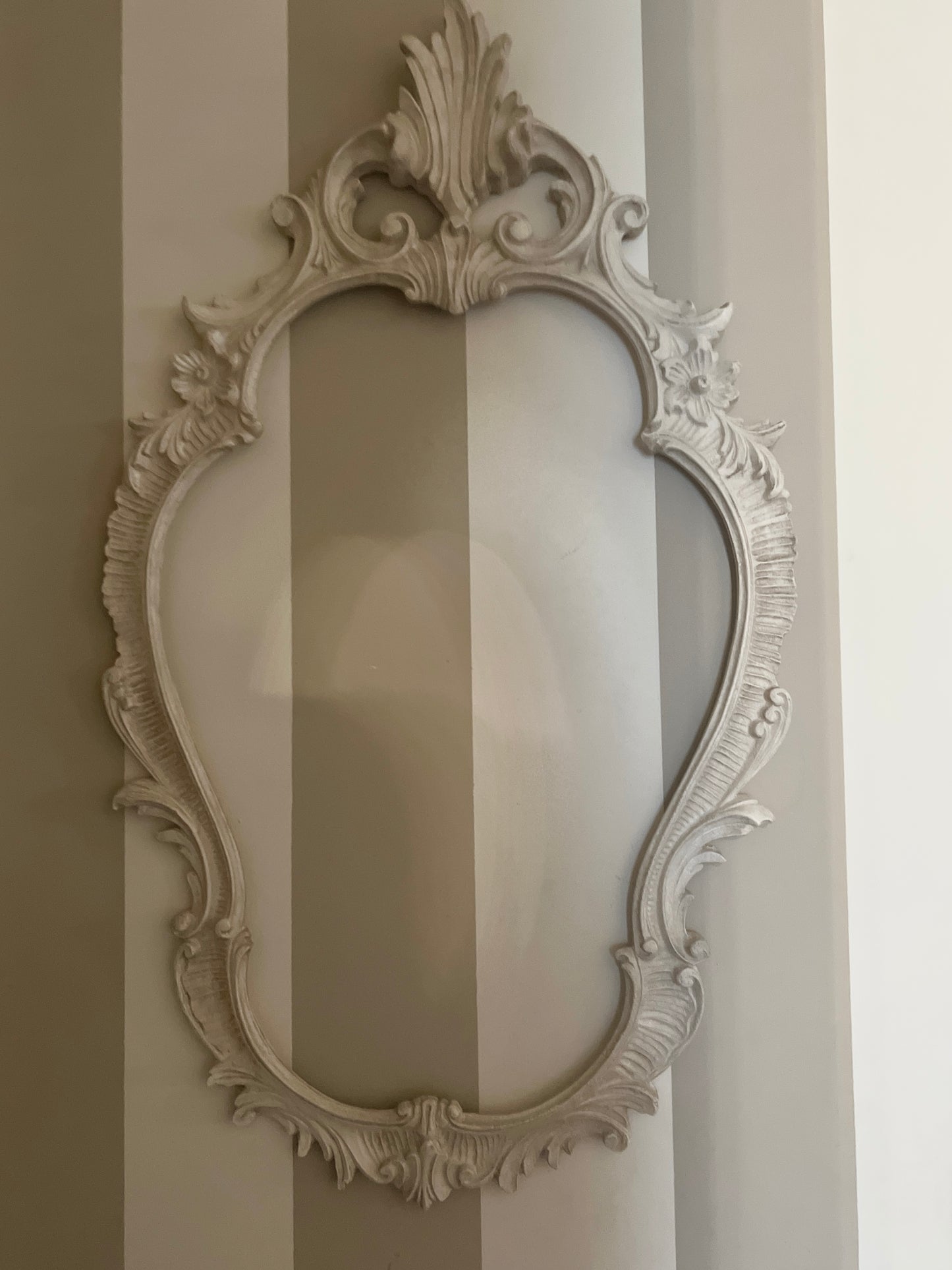 Cornice Verticale Decorato Con Punta