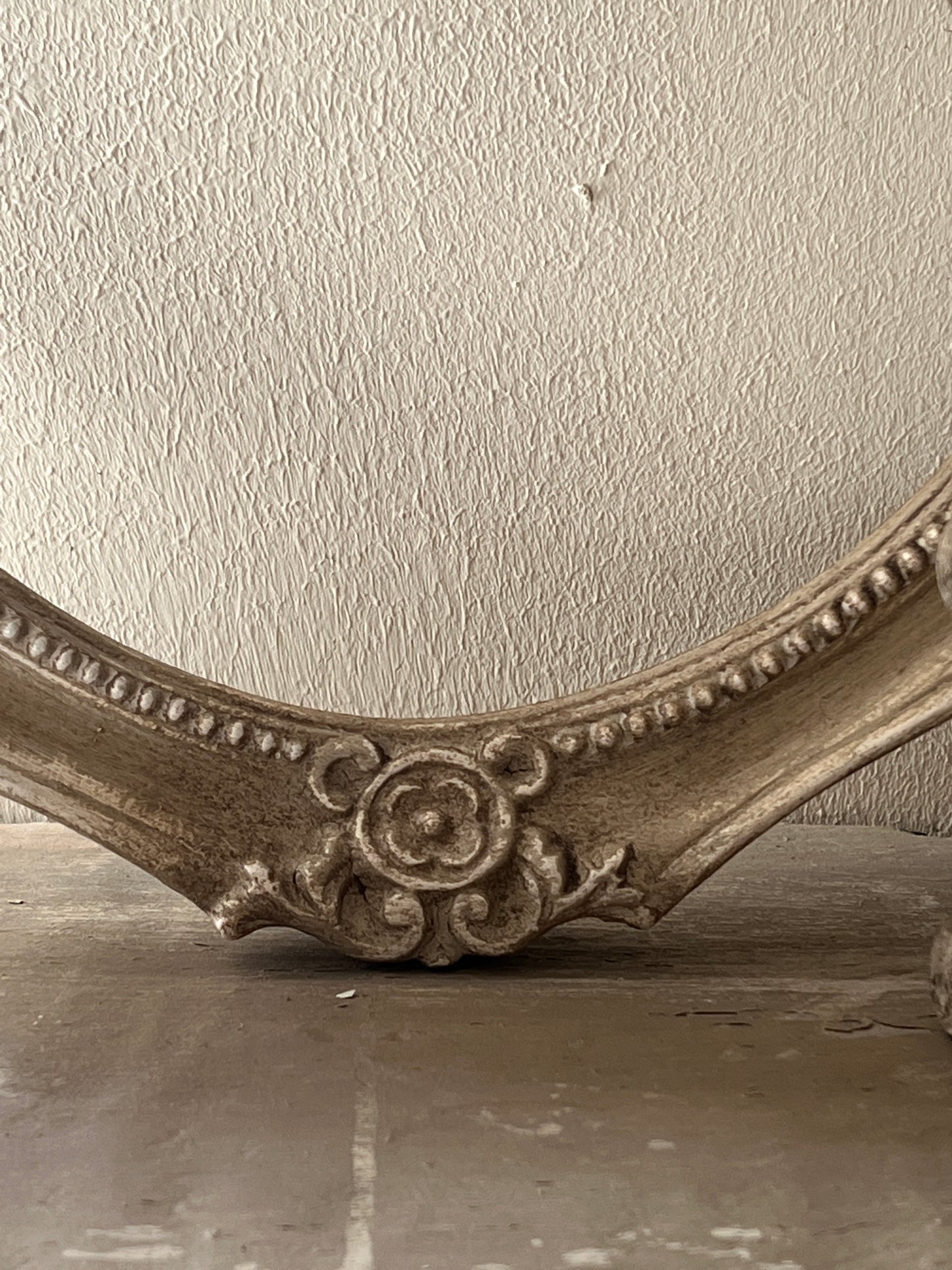 Cornice Ovale Con Decori Rotondi