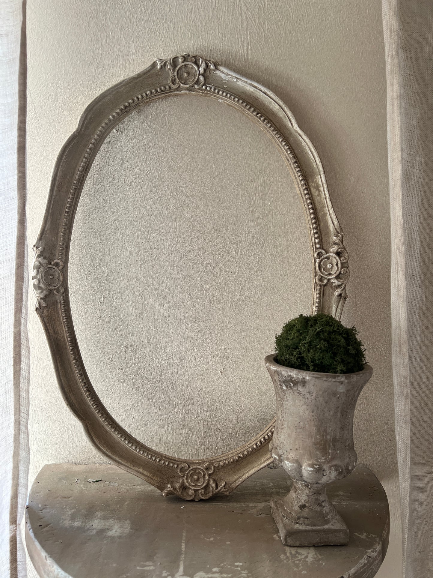 Cornice Ovale Con Decori Rotondi