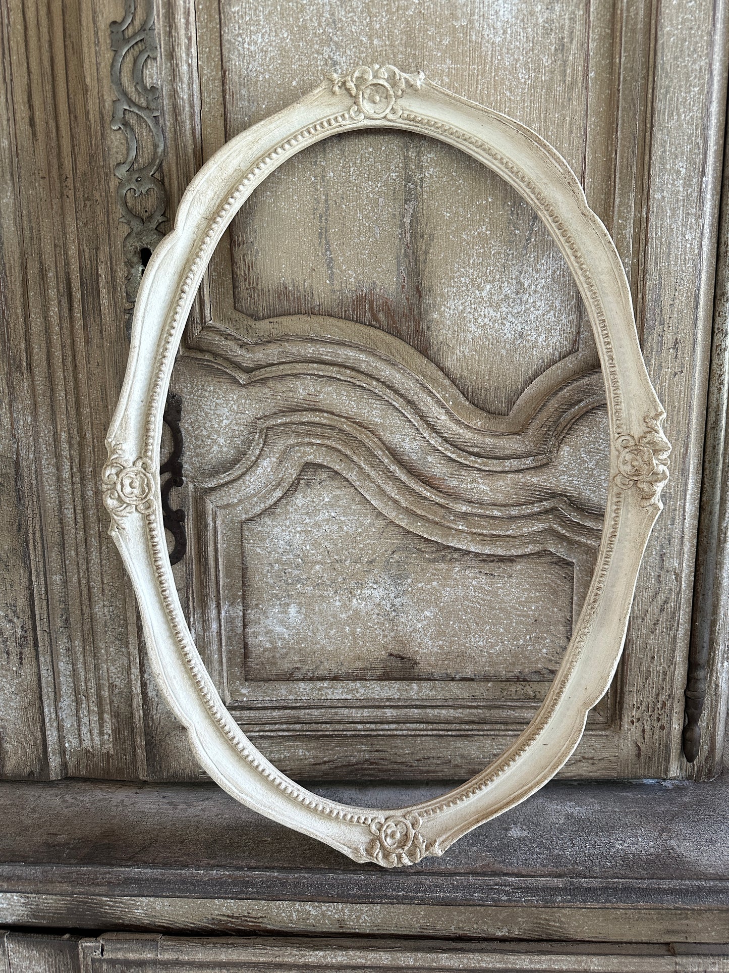 Cornice Ovale Con Decori Rotondi