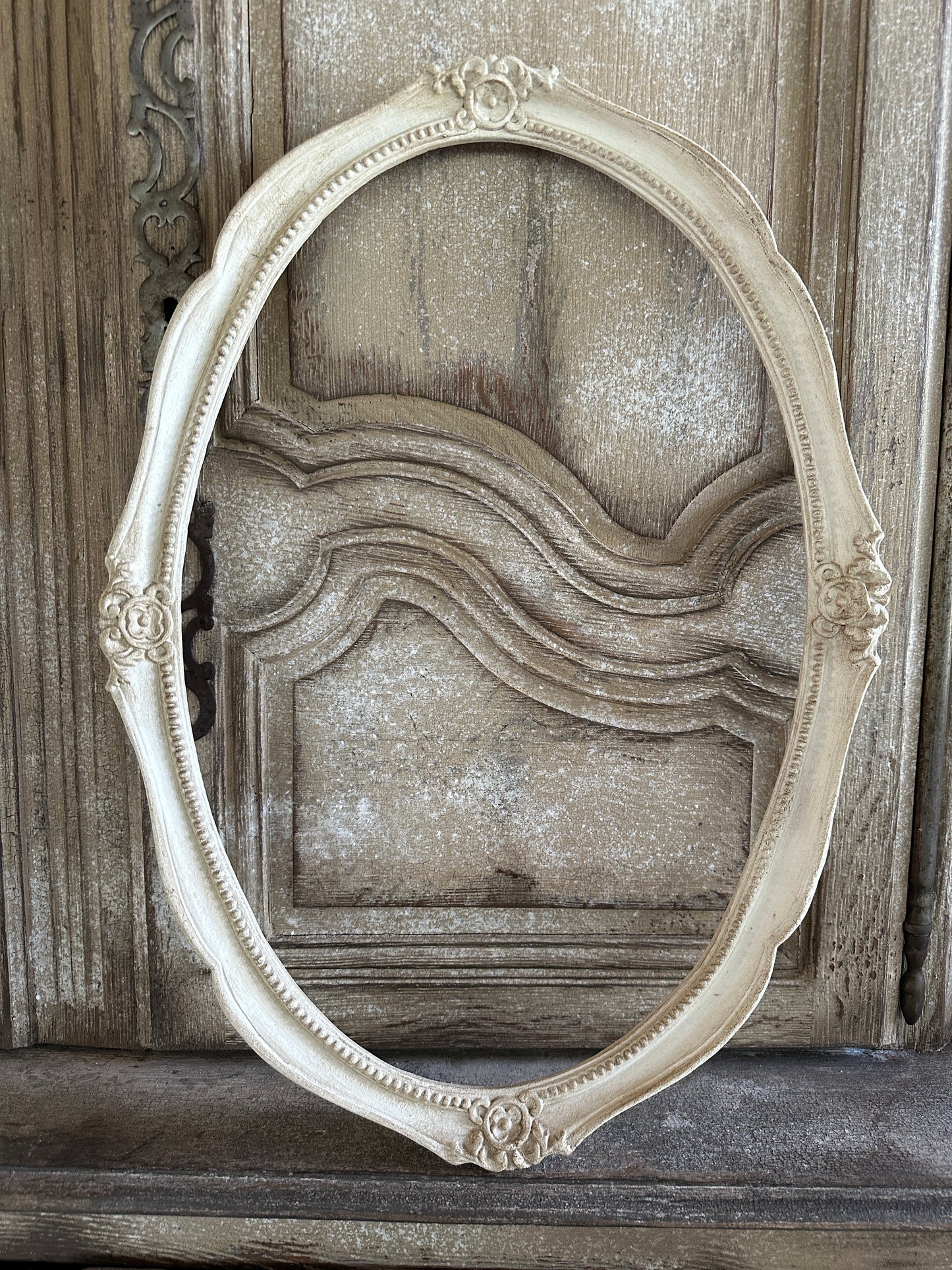 Cornice Ovale Con Decori Rotondi