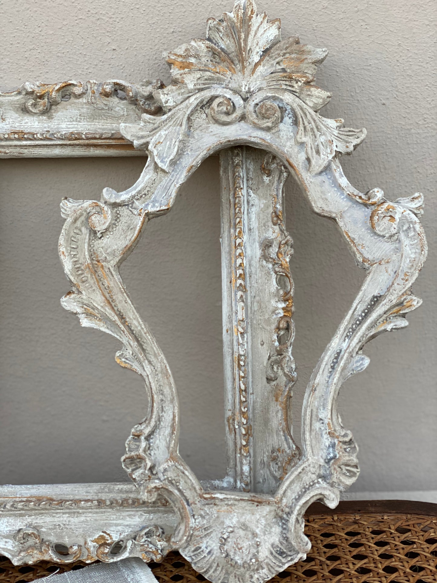 Cornice Con Decori Foglie E Riccioli