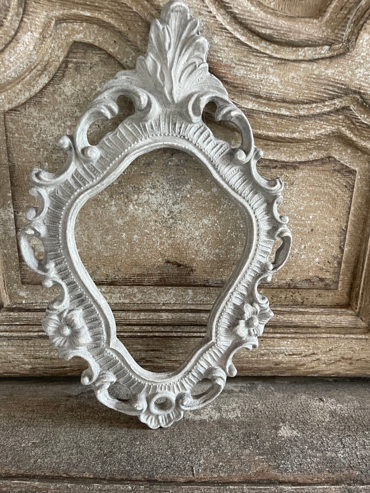 Cornice Con Punta Lavorata A Foglia