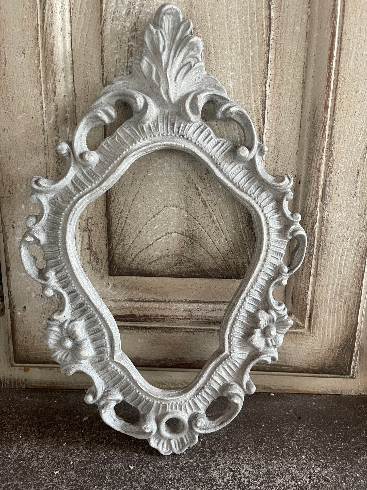 Cornice Con Punta Lavorata A Foglia