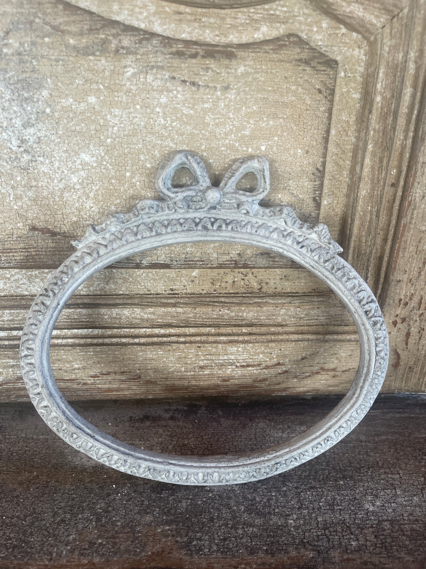 Cornice Orizzontale Nodo D'Amore Ovale Con Decori