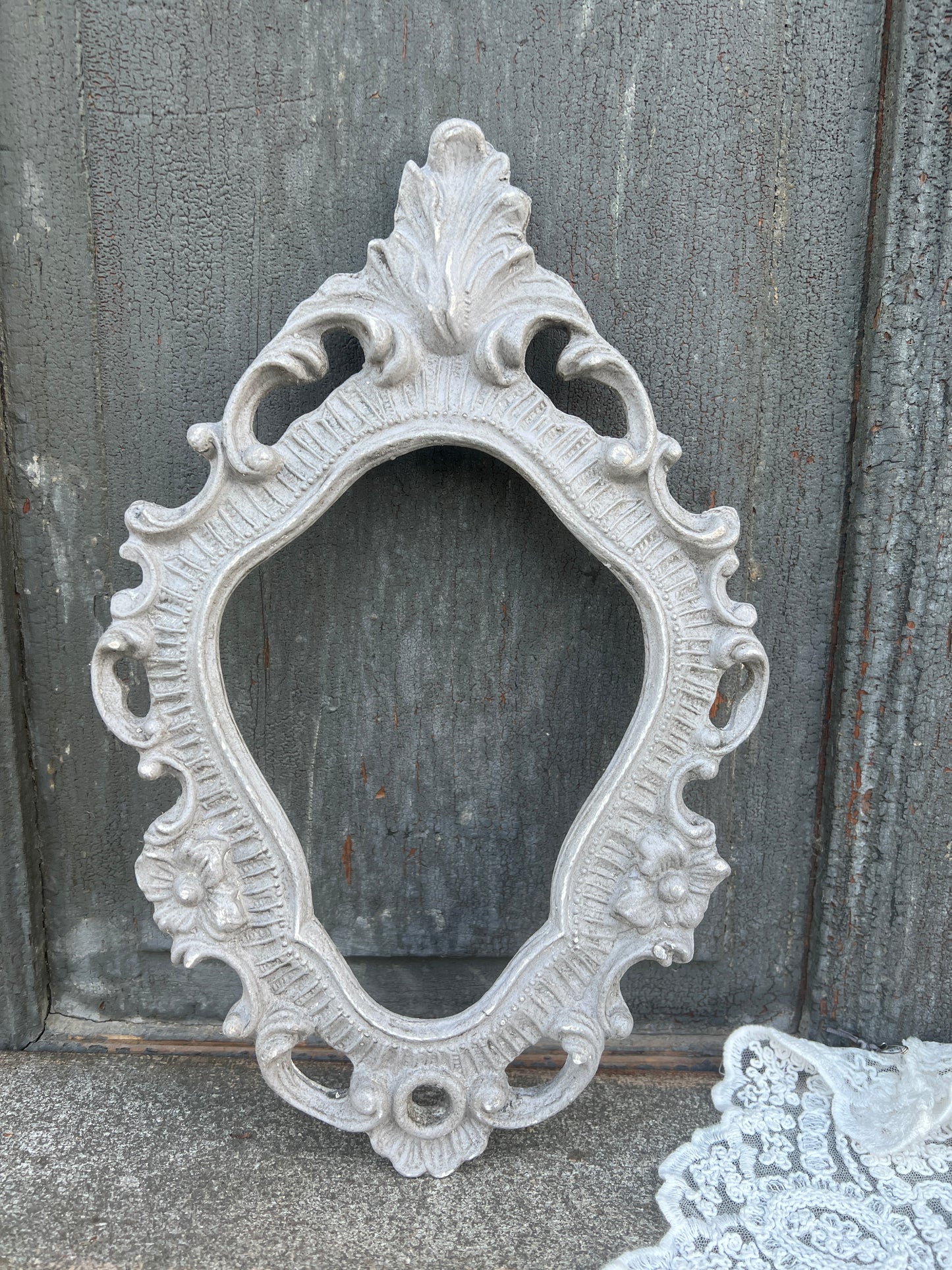Cornice Con Punta Lavorata A Foglia