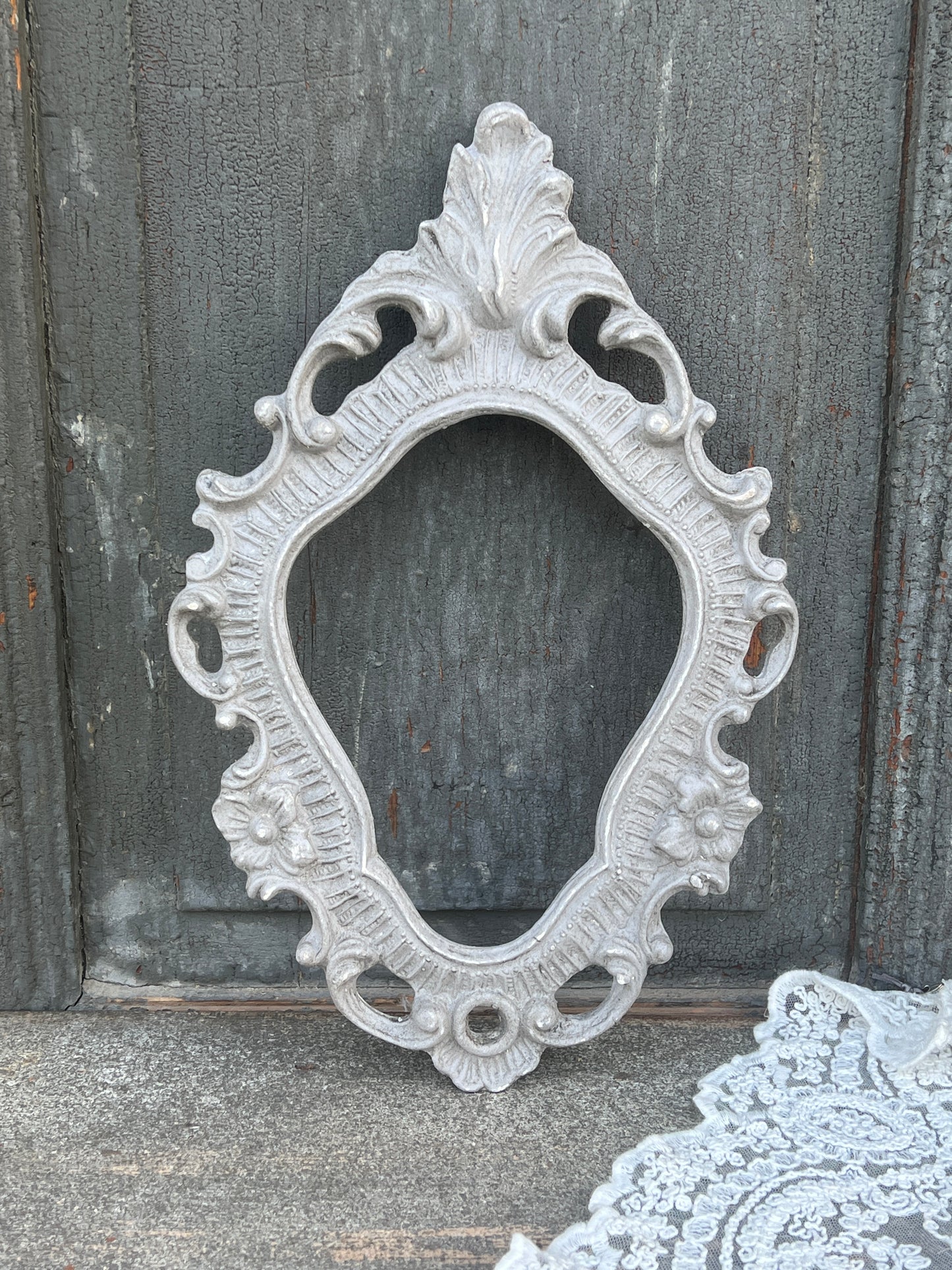 Cornice Con Punta Lavorata A Foglia