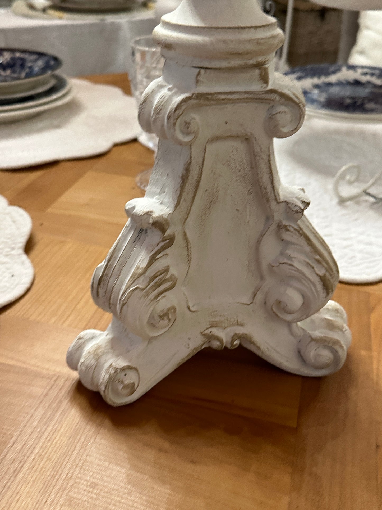Candelabro Con Base Decorato