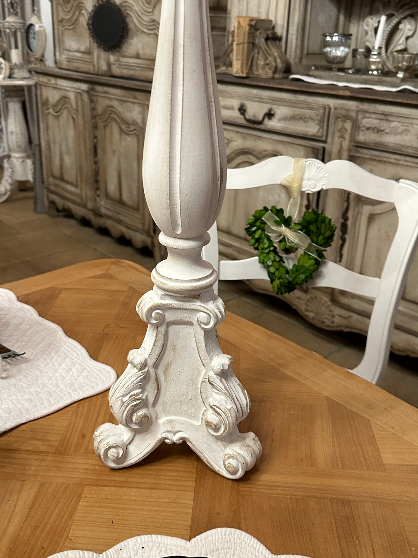 Candelabro Con Base Decorato