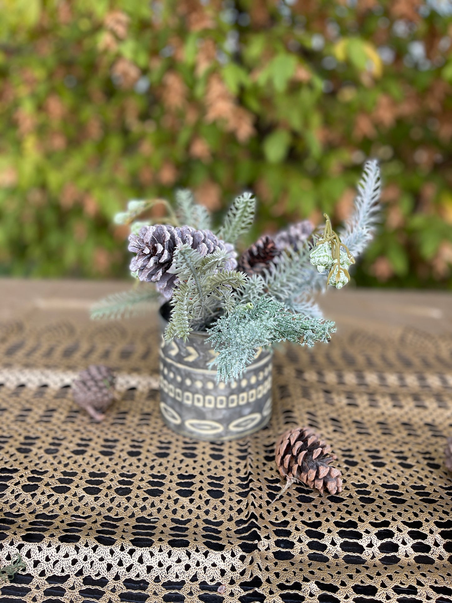 Bouquet Pino Con Vaso In Metallo