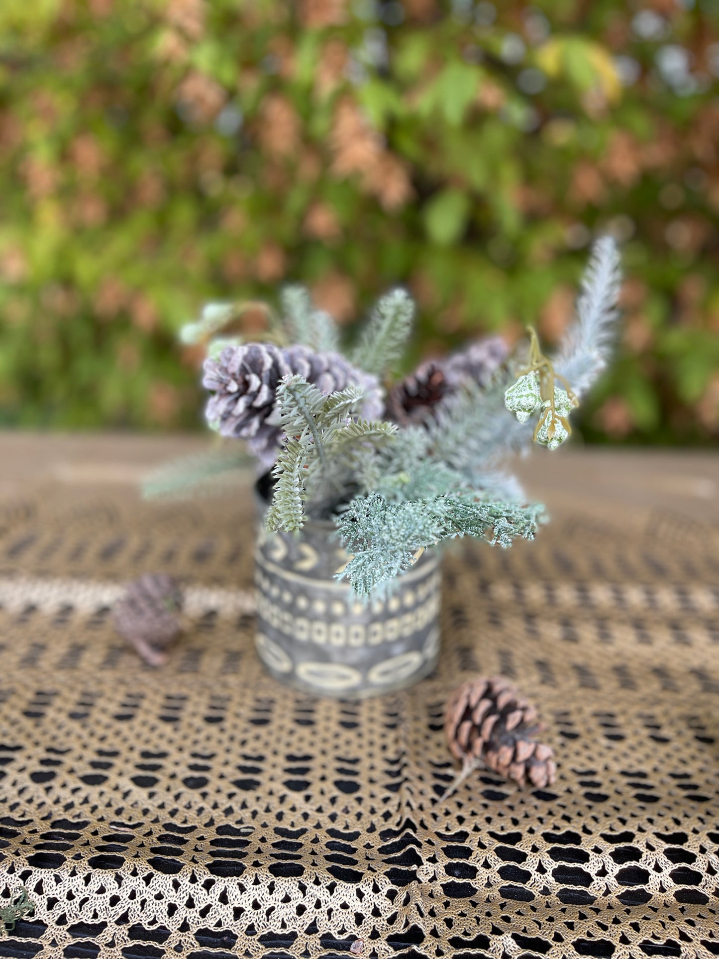 Bouquet Pino Con Vaso In Metallo
