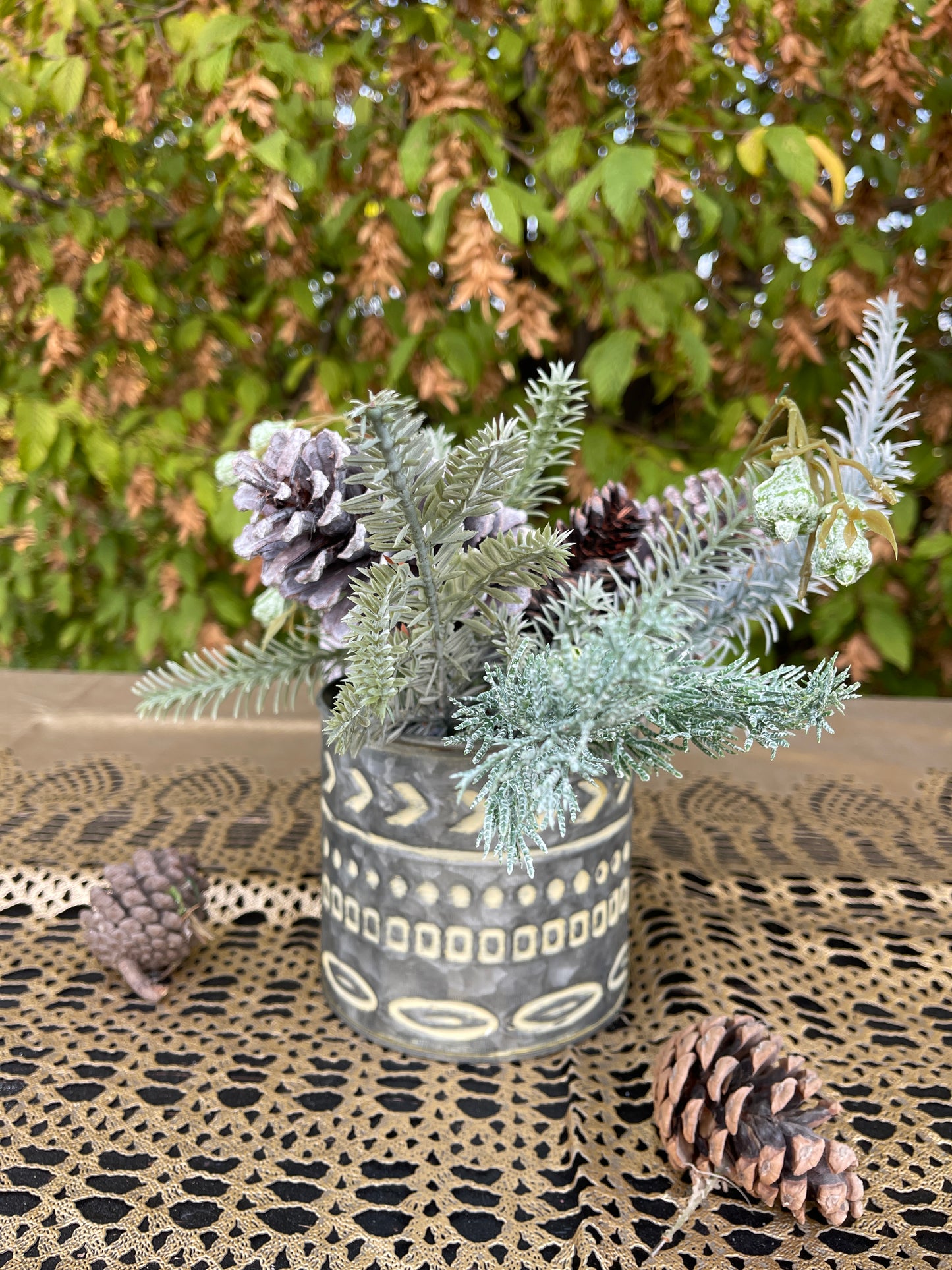 Bouquet Pino Con Vaso In Metallo