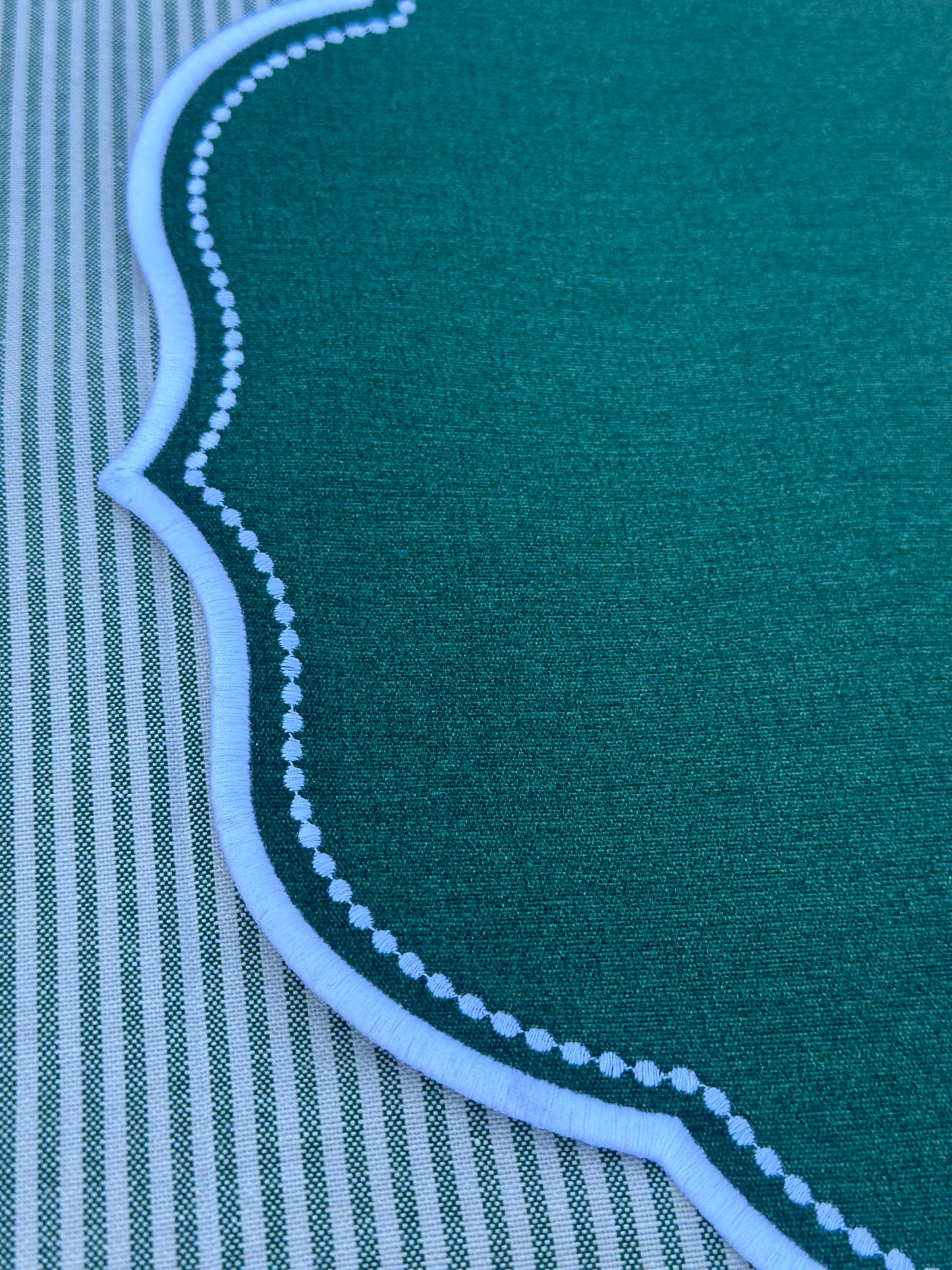 Tovaglietta Ovale Ricamata Verde/Bianco Idrorepellente