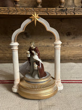 Carica l&#39;immagine nel visualizzatore di Gallery, Carillon Natività Con Arco
