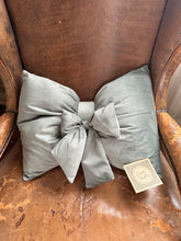 Load image into Gallery viewer, Cuscino Arredo Velluto A Caramella Con Fiocco
