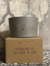 Carica l&#39;immagine nel visualizzatore di Gallery, Candela Tortora &quot;Friendship Is The Wine Of Life&quot;
