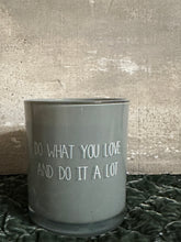 Carica l&#39;immagine nel visualizzatore di Gallery, Candela  Verde &quot;Do What You Love&quot;
