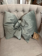 Load image into Gallery viewer, Cuscino Arredo Velluto A Caramella Con Fiocco
