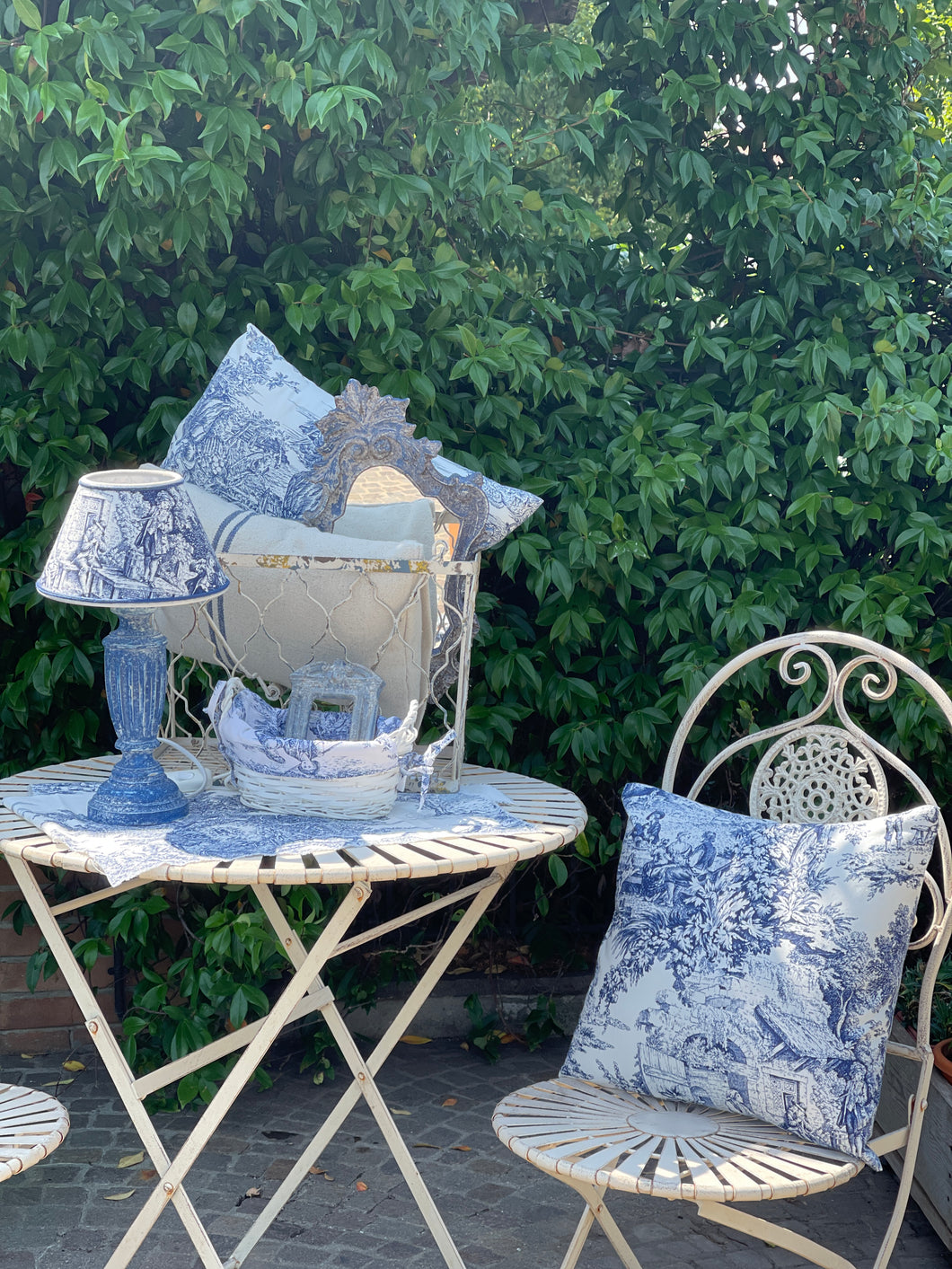 Paralume A Cono Per Lampada In Toile De Jouy Bianco & Blu