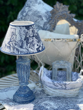 Carica l&#39;immagine nel visualizzatore di Gallery, Paralume A Cono Per Lampada In Toile De Jouy Bianco &amp; Blu
