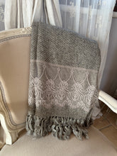 Carica l&#39;immagine nel visualizzatore di Gallery, Plaid Con Pizzo E Frangie
