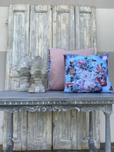 Carica l&#39;immagine nel visualizzatore di Gallery, Copricuscino Con Decorazione Floreale e Righe
