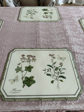 Carica l&#39;immagine nel visualizzatore di Gallery, Tovaglietta Vinile  Decoro Fiori E Bordo Verde
