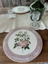 Carica l&#39;immagine nel visualizzatore di Gallery, Tovaglietta Vinile Rotonda Con Fiori E Bordo Rosa

