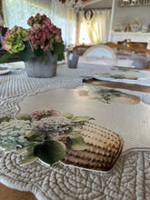 Carica l&#39;immagine nel visualizzatore di Gallery, Tovaglietta Vinile Con Ortensie
