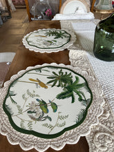 Carica l&#39;immagine nel visualizzatore di Gallery, Tovaglietta Rotonda Vinile Con  Decorazione Palme E Uccelli
