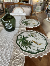 Carica l&#39;immagine nel visualizzatore di Gallery, Tovaglietta Rotonda Vinile Con  Decorazione Palme E Uccelli
