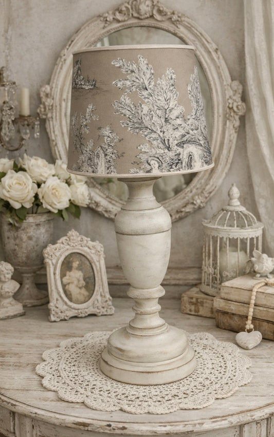 Lampada in Legno Con Paralume Toile De Jouy Tortora