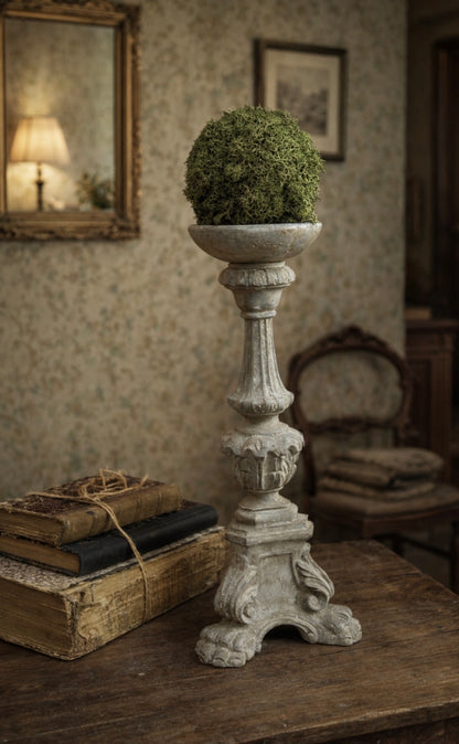 Candelabro Con Decori E Piede Lavorato