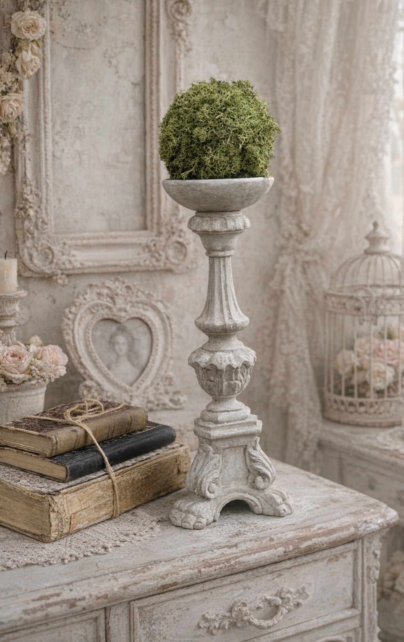 Candelabro Con Decori E Piede Lavorato