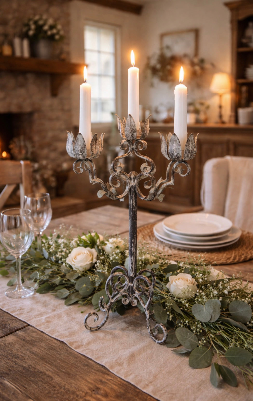 Candelabro Nero Anticato A Cinque Candele Con Foglie