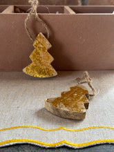 Carica l&#39;immagine nel visualizzatore di Gallery, Pendagli Albero Legno E Oro
