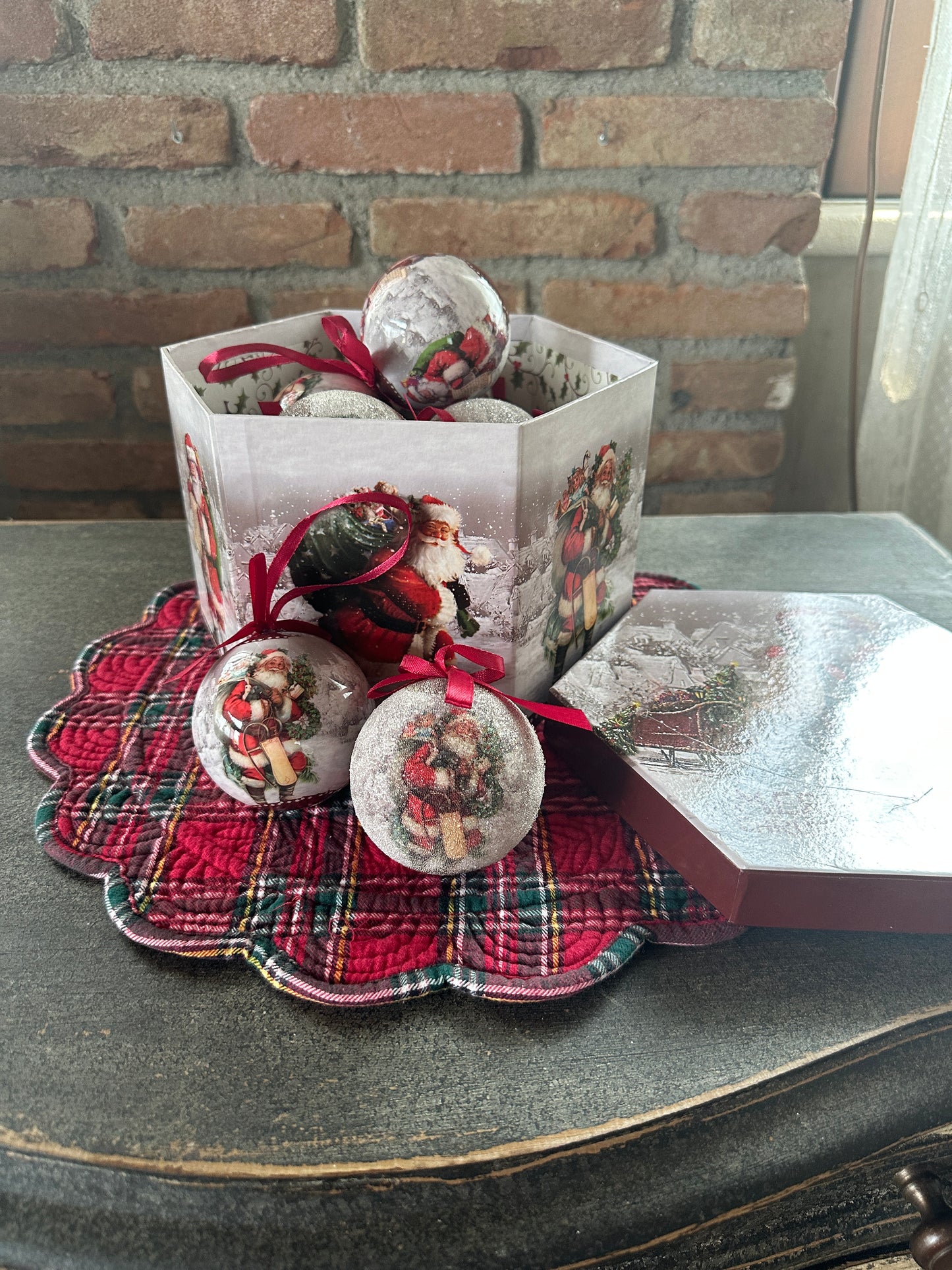 Confezione Sfere Babbo Natale Con Fiocco Rosso