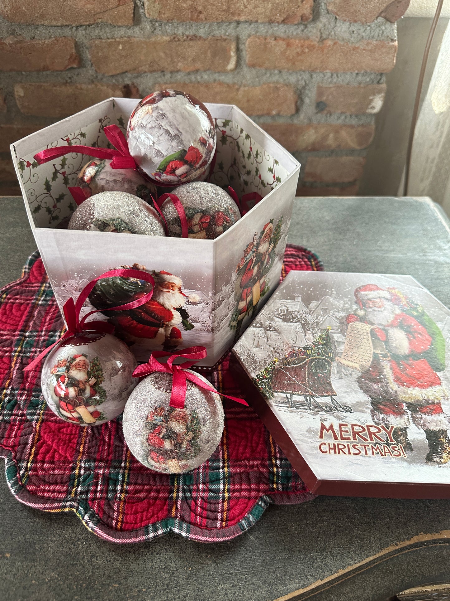 Confezione Sfere Babbo Natale Con Fiocco Rosso