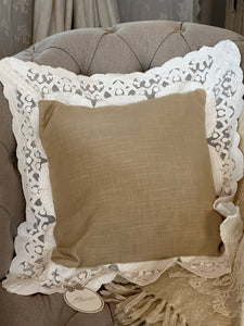 Cuscino Beige Con Pizzo
