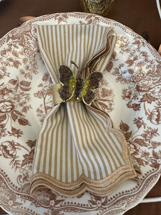 Tovagliolo A Righe Beige Con Orlo Smerlato