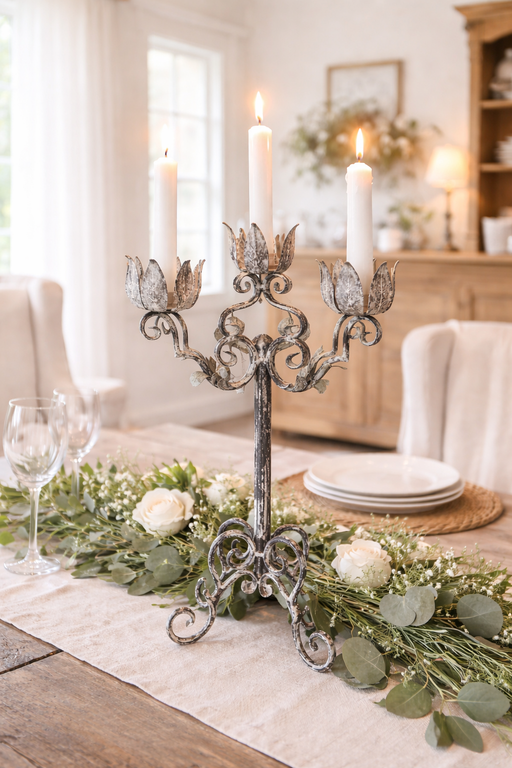 Candelabro Nero Anticato A Cinque Candele Con Foglie