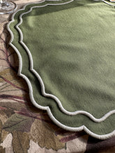 Carica l&#39;immagine nel visualizzatore di Gallery, Tovaglietta Ricamata Verde/Bianco Idrorepellente
