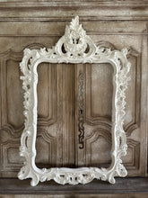 Carica l&#39;immagine nel visualizzatore di Gallery, Cornice Decorato Con Punta Lavorata A Conchiglia E Foglia
