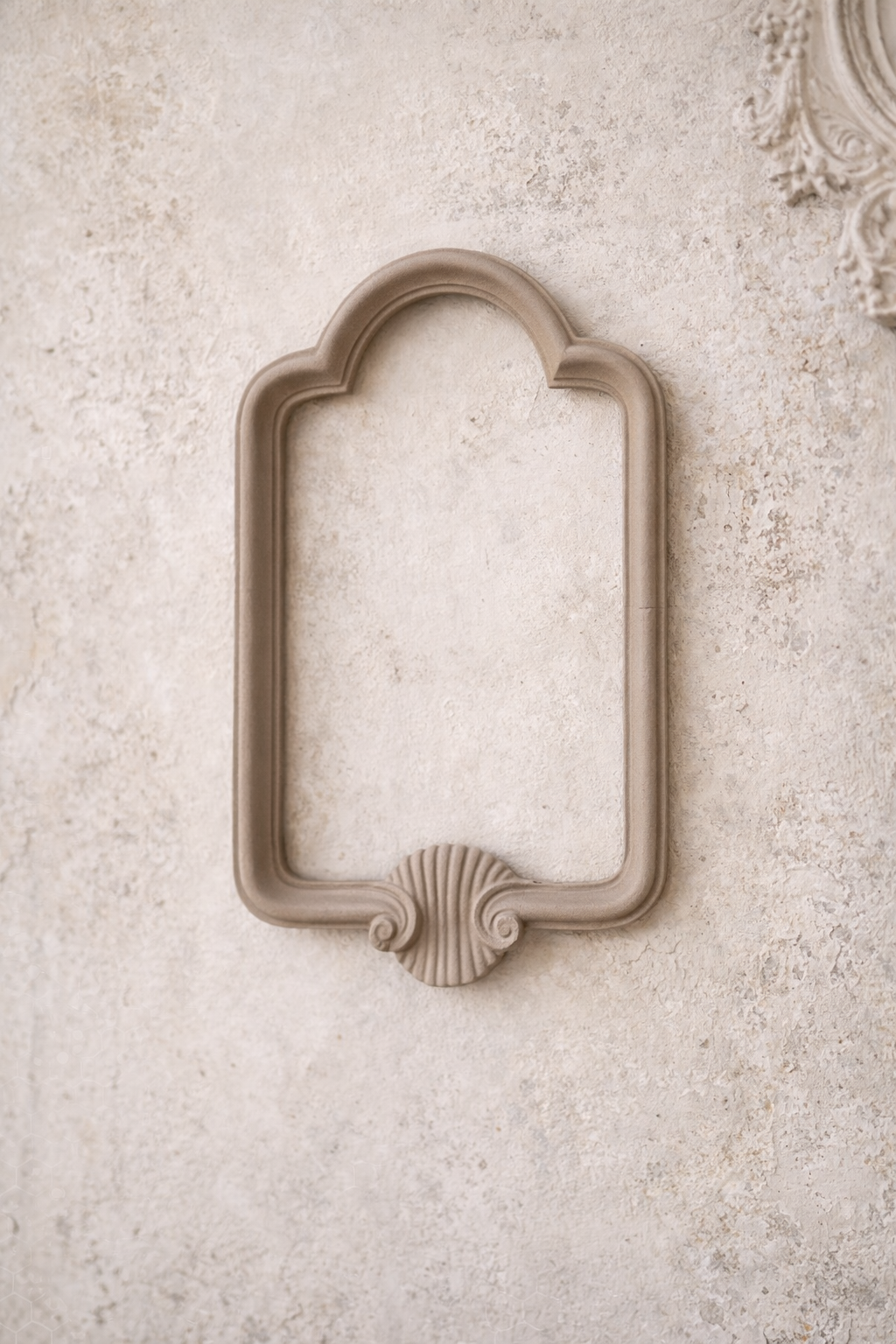 Cornice Con Punta A Conchiglia Bassa