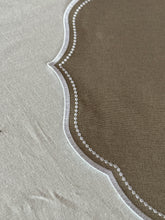 Carica l&#39;immagine nel visualizzatore di Gallery, Tovaglietta Ovale Ricamata Beige/Bianco Idrorepellente
