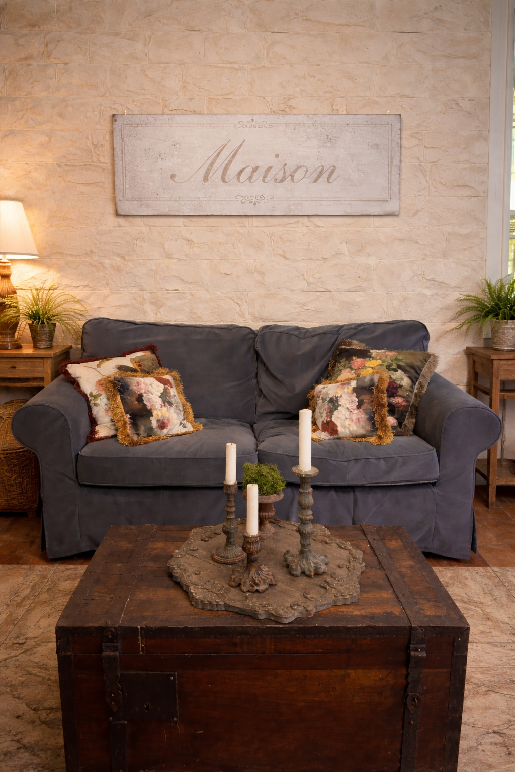 Insegna Scritta "MAISON" Bianca Con Patina Antica