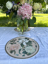 Carica l&#39;immagine nel visualizzatore di Gallery, Tovaglietta Americana Vinile Rotonda Con Decoro Floreale
